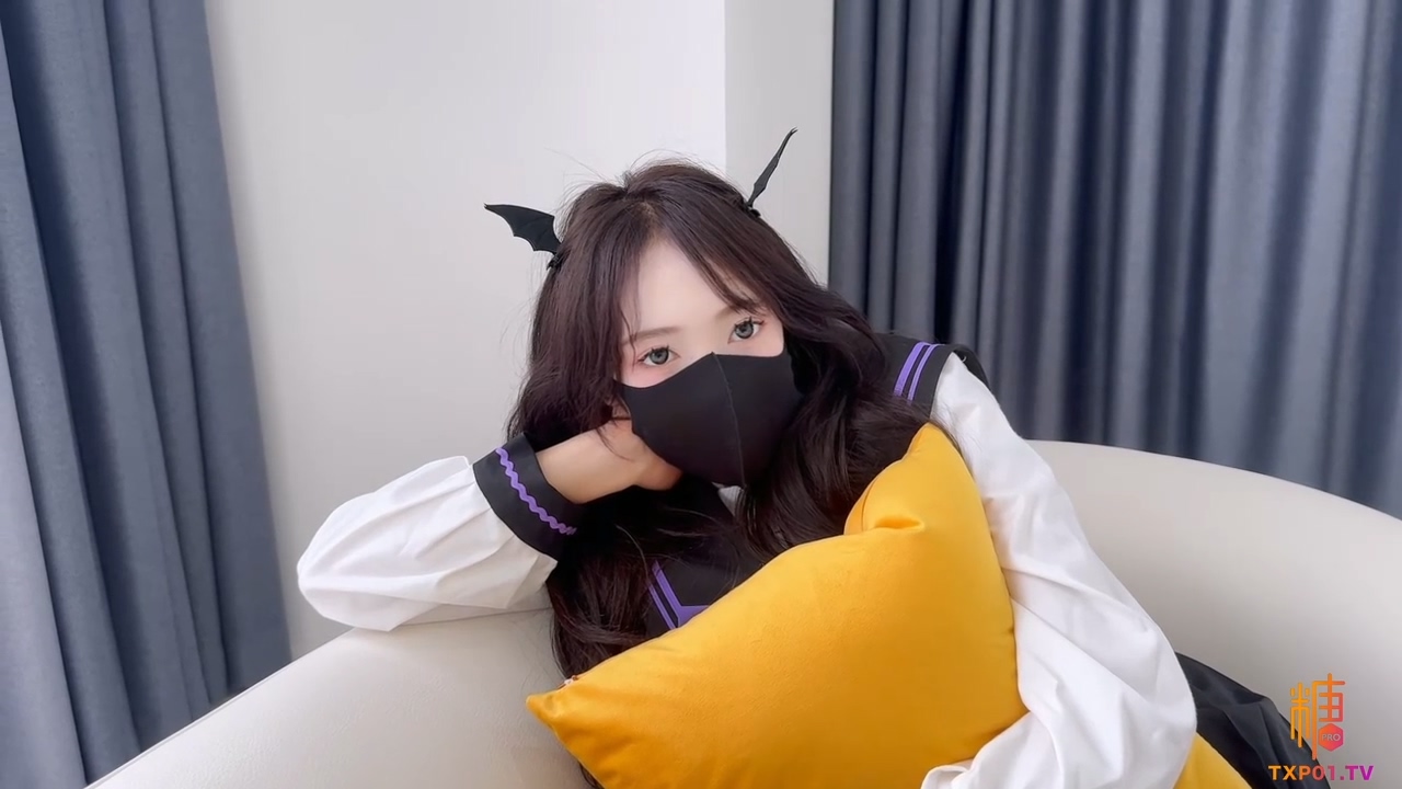 陈老湿 JK可爱高中妹兼职卖B 开档黑丝白虎无毛蜜穴超嫩[MP4/487MB]